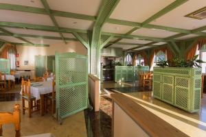 A restaurant or other place to eat at Hotel Sal Marina