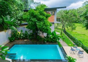 Bazén v ubytování Alaya Boutique Villa with Dam View by VOYE HOMES nebo v jeho okolí