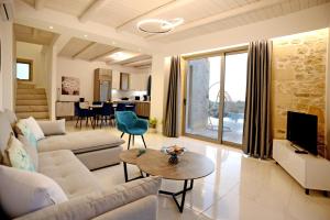 Μια τηλεόραση ή/και κέντρο ψυχαγωγίας στο Koukis Villa With Sea View