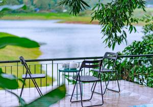 Výhled na řeku, která protéká v blízkosti vily