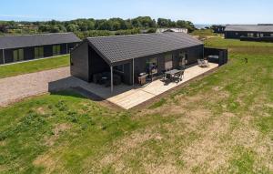 哈泽斯莱乌Beautiful Home In Haderslev With Sauna的田野上黑房子的顶部景色