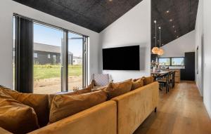 哈泽斯莱乌Beautiful Home In Haderslev With Sauna的客厅配有大沙发和桌子