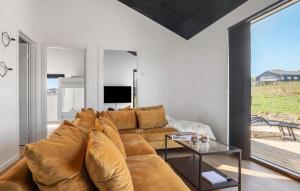 Beautiful Home In Haderslev With Sauna的休息区