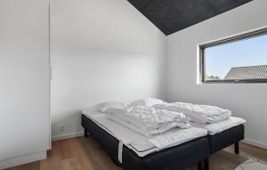 Beautiful Home In Haderslev With Sauna客房内的一张或多张床位