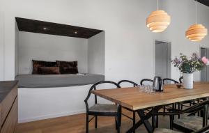 Beautiful Home In Haderslev With Sauna的休息区