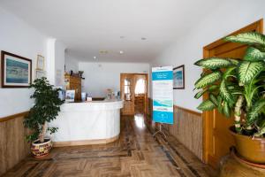 un bar con un mostrador en una habitación con plantas en Hotel Sal Marina, en Mojácar