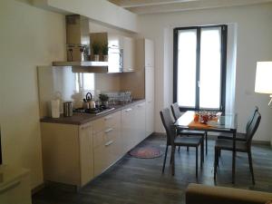 una cucina con tavolo e sala da pranzo di Como Via Carcano 13 a Como