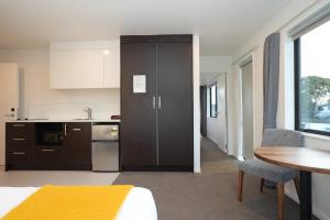 Kuchyň nebo kuchyňský kout v ubytování Airport Delight Motel