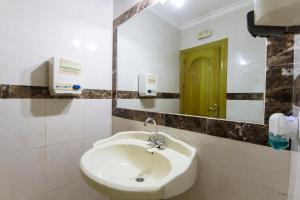 A bathroom at Hotel Sal Marina Még 18 kép