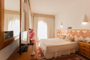 A bed or beds in a room at Hotel Sal Marina
