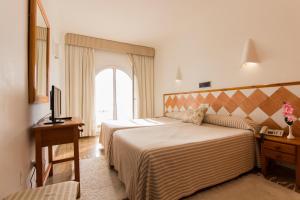 A bed or beds in a room at Hotel Sal Marina