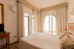 A bed or beds in a room at Hotel Sal Marina