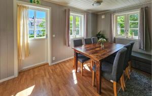 SperrebotnにあるLovely Apartment In Sperrebotn With Wifiの木製のテーブルと椅子のあるダイニングルーム