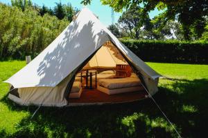 圣让-德吕兹Tente dortoir partagée - Hegoa Surf Camp Pays Basque的草原上的白色帐篷
