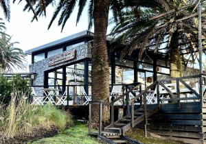 a building with a palm tree in front of it at Diseño y terraza en Punta del Este in Punta del Este
