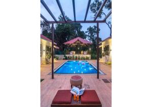 Πισίνα στο ή κοντά στο Suite Rooms at Mandwa