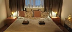 En eller flere senge i et værelse på Hoffberg Apartments