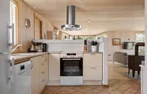 Η κουζίνα ή μικρή κουζίνα στο Stunning Home In Tarm With Wifi