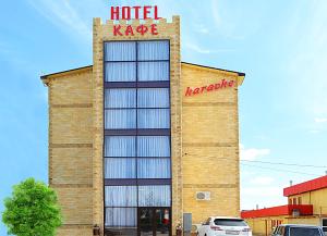 un edificio con un cartel de hotel Korea en él en Hotel Gold, en Volgograd