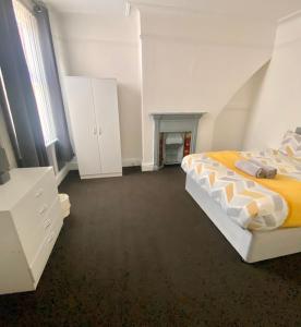 En eller flere senge i et værelse på No. 206 - Spacious 5 Bed + 2 billeder