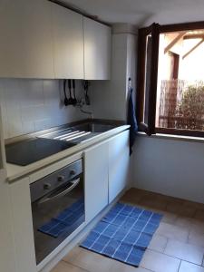 GiannellaにあるCasa bouganvilleのシンクとコンロと窓のあるキッチン