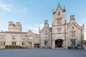 um antigo edifício de pedra com uma grande entrada em Lilleshall House & Gardens and Lilleshall National Sports Centre em Telford