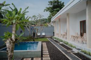 Πισίνα στο ή κοντά στο Radika Guest House Jimbaran