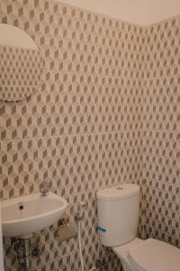 Ένα μπάνιο στο Radika Guest House Jimbaran +13 φωτογραφίες