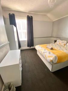 En eller flere senge i et værelse på No. 206 - Spacious 5 Bed