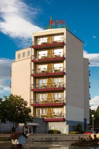 un bâtiment d'hôtel avec un panneau d'hôtel en haut dans l'établissement Hotel Bellevue, à Skopje