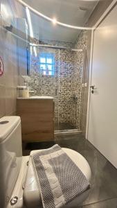 Un baño con inodoro, lavabo y ducha. en Καλαίσθητο Ηλιόλουστο Studio, en La Canea 15 fotos más