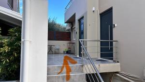 una pintura naranja en el costado de un edificio en Καλαίσθητο Ηλιόλουστο Studio, en La Canea