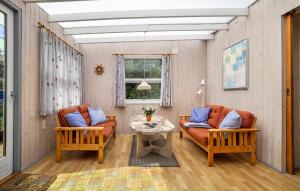 Posezení v ubytování 3 Bedroom Stunning Home In Tarm