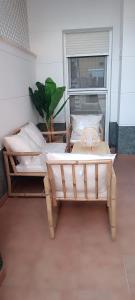 Una cama junto a una ventana con una planta. en Luxury homes bajo laguna beach and pool vera, en Los Amarguillos