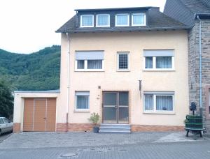 una gran casa de ladrillo con 2 puertas de garaje en Gästehaus Kiesgen-Mendgen, en Bernkastel-Kues