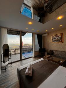 Buludlara Yaxın Cloud-Proximate客房内的一张或多张床位