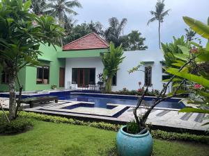 スカワティにあるMeriki Losari Villa, in the Heart of Bali, 3 bedroomsのプールと家のあるヴィラ +13枚の写真