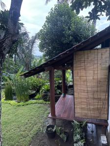 スカワティにあるMeriki Losari Villa, in the Heart of Bali, 3 bedroomsの家の前の木製デッキ