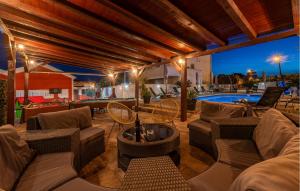 patio z meblami i basen w nocy w obiekcie Beautiful Home In Turanj w mieście Turanj