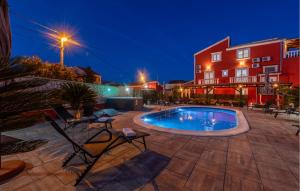 basen w środku dziedzińca w nocy w obiekcie Beautiful Home In Turanj w mieście Turanj +28 zdjęć