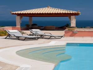 eine Terrasse mit einem Pavillon und einem Pool in der Unterkunft Villa Inn Messinia in Kalamaki Messinia