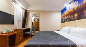 Chonpines Hotel Beijing Daxing Airport Caoqiao Metro Station客房内的一张或多张床位