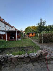 un cortile con un muro di pietra di fronte a una casa di Schöne Ferienwohnung mitten in Fulda a Fulda