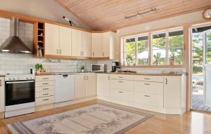 Φωτογραφία από το άλμπουμ του 5 Bedroom Cozy Home In Resö σε Resö