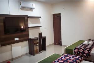 Televisyen dan/atau pusat hiburan di Hotel Green Park