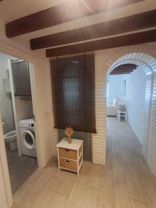 een badkamer met een wasmachine en droger in een huis bij Pool Terrace in El Médano +31 foto's