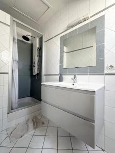a bathroom with a sink and a shower and a mirror at Maison & jardin proche Disney, Paris, Val d'Europe in Meaux +14 photos