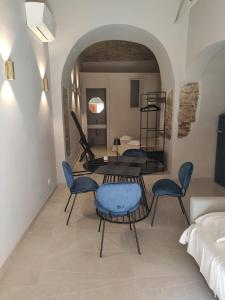 a living room with a table and chairs at Le volte nel borgo in Termoli