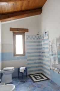 uma casa de banho com um WC e uma janela em Domus Otium em Atena Lucana