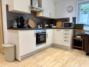 Kuchyň nebo kuchyňský kout v ubytování ZK Living Ferienwohnung EG